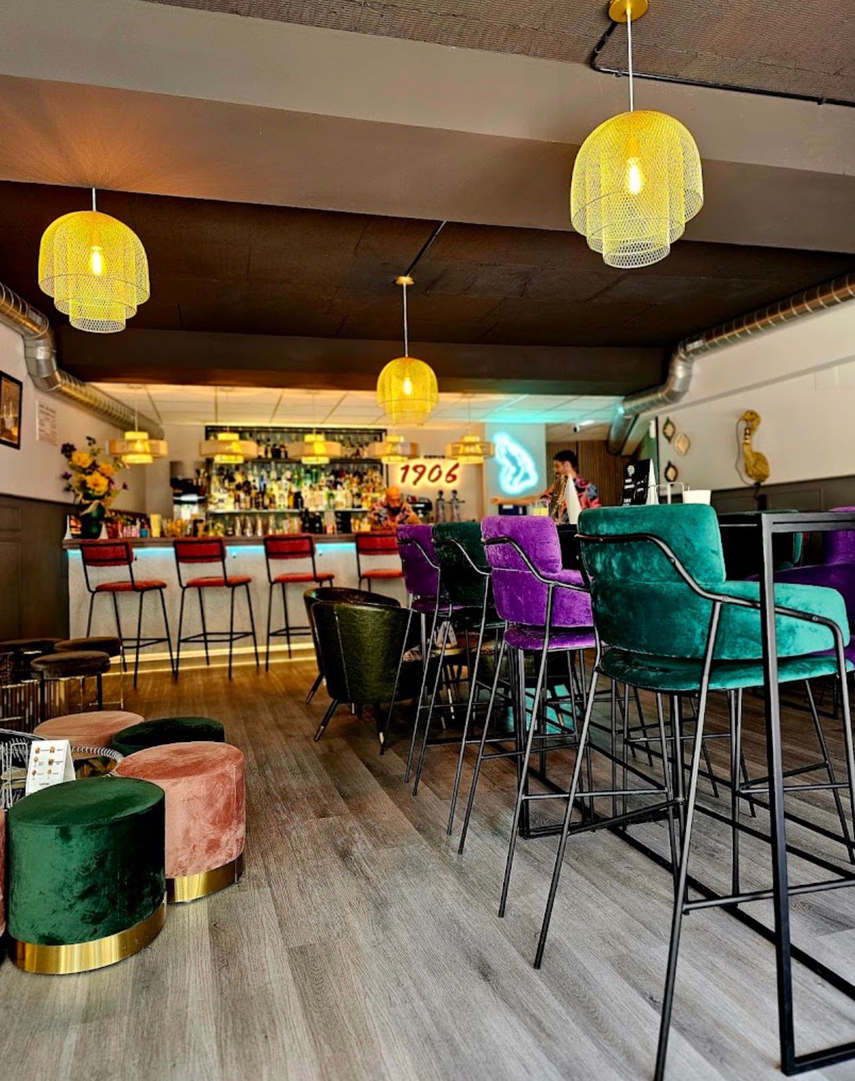 Interior íntimo del bar de cócteles con luz cálida